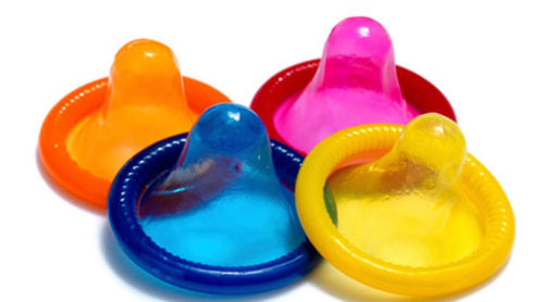 4 préservatifs de plusieurs couleurs