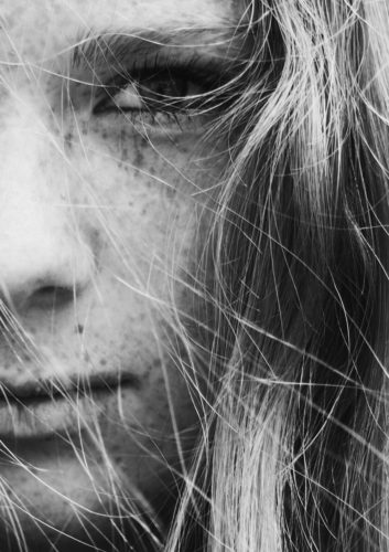 visage de femme regard intense Photo by Lotte Meijer on Unsplash
